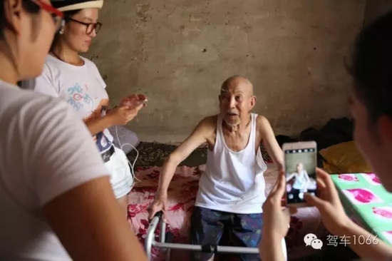 老兵老兵，你的勛章呢，國家給你的那個？