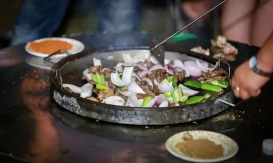 所有菜肉都取自農(nóng)場(chǎng)純天然的食材，吃的又美味又放心！