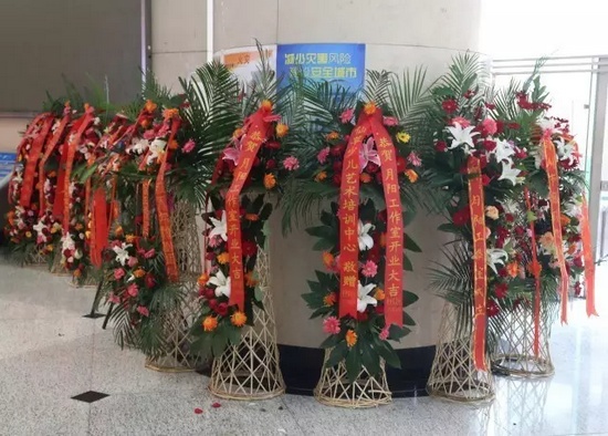 “月陽工作室”團(tuán)隊(duì)成員、戲曲志愿者及社會(huì)各界送來的祝福花籃