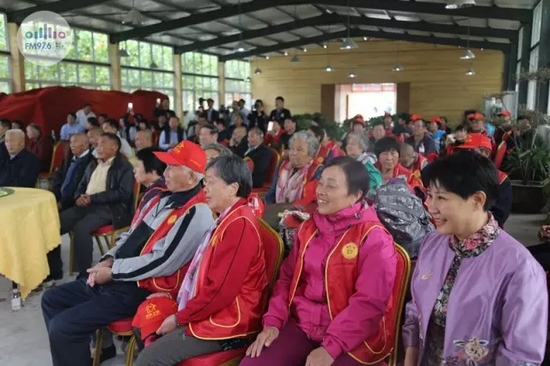 臺(tái)上展風(fēng)采，臺(tái)下笑開懷