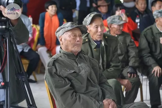 臺(tái)上展風(fēng)采，臺(tái)下笑開懷