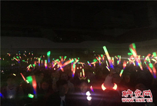 當(dāng)晚現(xiàn)場(chǎng)約2500個(gè)座位全場(chǎng)爆滿，還有全國(guó)各地歌迷會(huì)趕來(lái)的歌迷們。