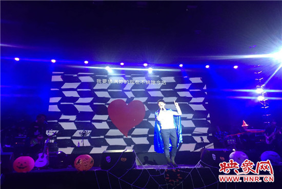 嚴(yán)爵及相信音樂(lè)旗下其他藝人賣力演出。