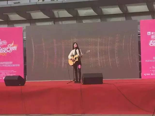 第一位自彈自唱的女生，魅力無法阻擋！