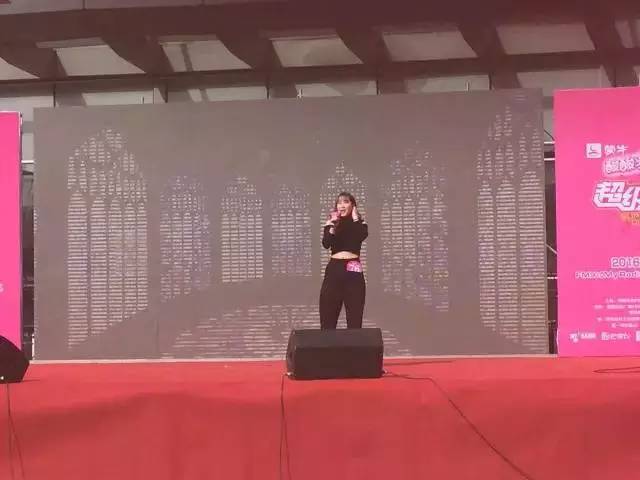 這pose一看就是在飆高音，猜猜看她唱的是哪首歌？