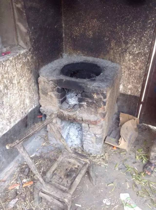 走訪另一個(gè)貧困家庭，進(jìn)去之后才知道什么是真正的一貧如洗、家徒四壁。