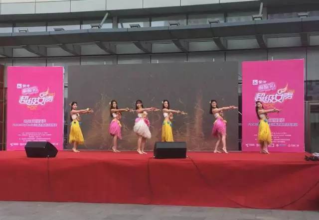 伴隨著舞蹈演員們的開場(chǎng)，比賽在上午10點(diǎn)半正式拉開序幕