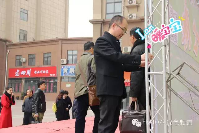 寒江副總監(jiān)親力親為，事無巨細(xì)。偶像真是暖暖惹人愛呢！