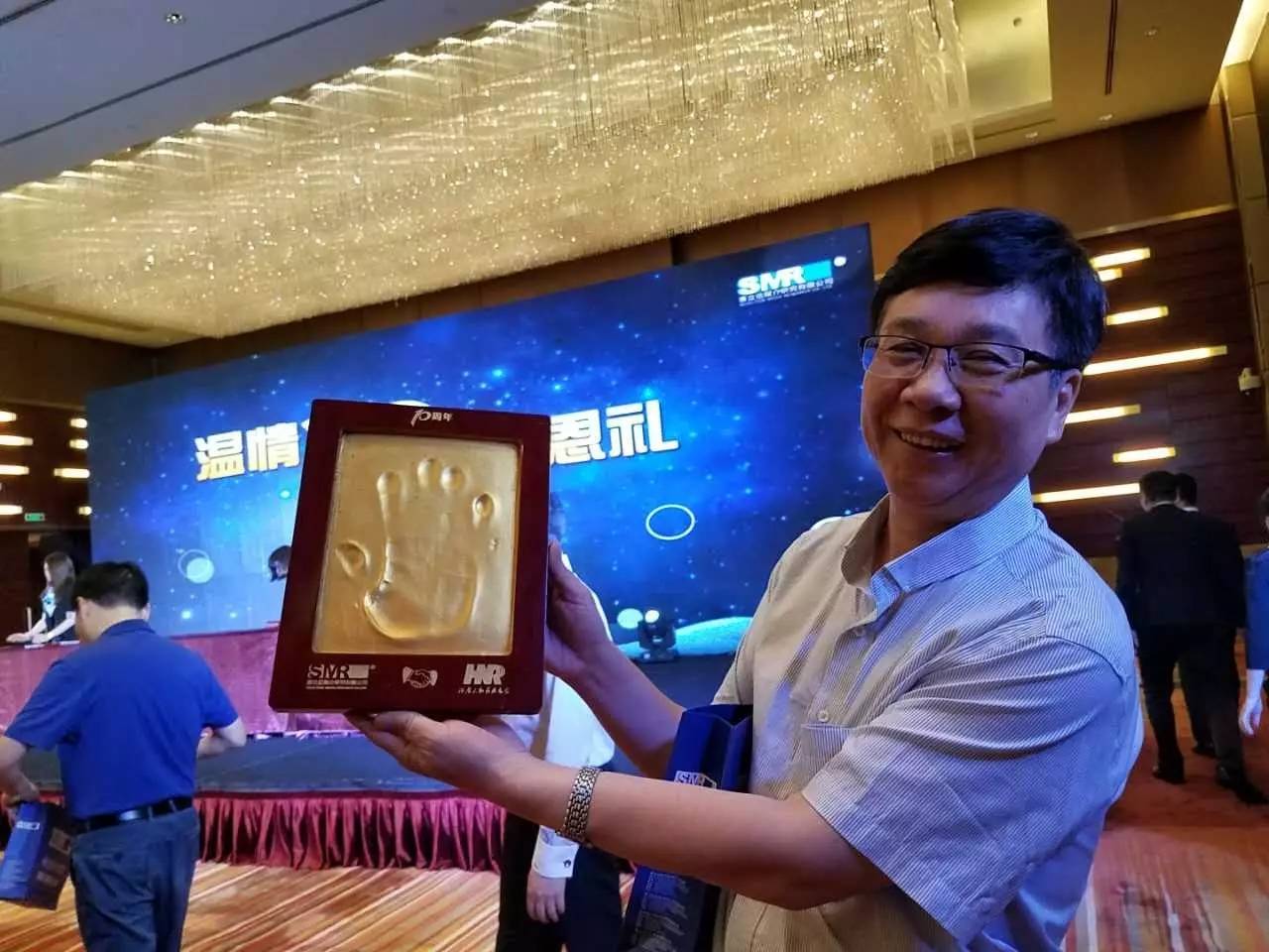 河南電臺(tái)副總編輯，宣傳協(xié)調(diào)中心主任高鐵軍先生代表河南廣播電視臺(tái)為慶賀賽立信成立20周年送上“手印”圖