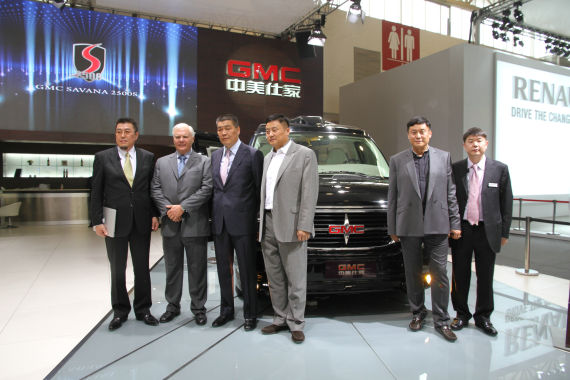 北京國際車展上，全新GMC S系列頂級商務(wù)車在亞太區(qū)首發(fā)。圖為企業(yè)領(lǐng)導(dǎo)與新車合影。