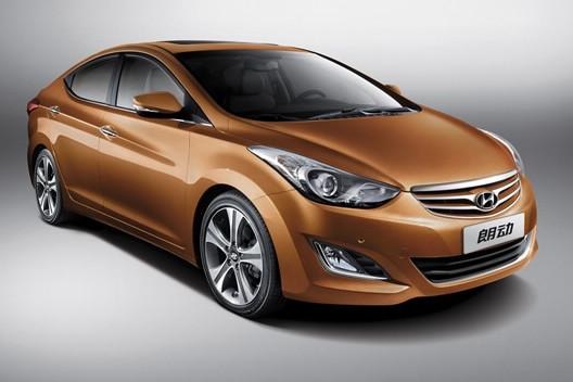 　　北京現(xiàn)代朗動(dòng)分別搭載1.6L和1.8L兩種發(fā)動(dòng)機(jī)，共7款車型?！傲黧w雕塑”設(shè)計(jì)理念持身的朗動(dòng)看上