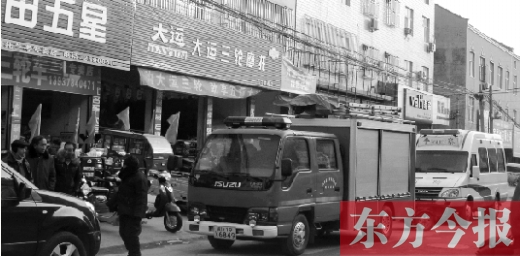 火災(zāi)發(fā)生后，袁厲害家門前的大路上停滿了消防車和警車