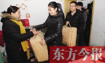 昨天下午，多位東方今報(bào)愛(ài)心讀者前往鄭州市困難戶家中贈(zèng)送棉被