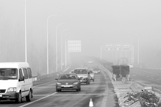 最近能見度不佳的天氣，給駕車上高速的車主提出了更多的要求