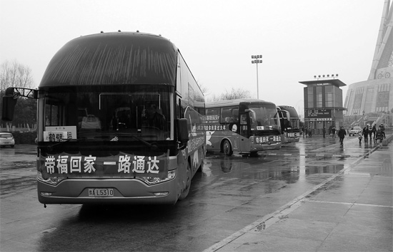 昨天上午10點(diǎn)，17輛愛心大巴從中原福塔廣場發(fā)車