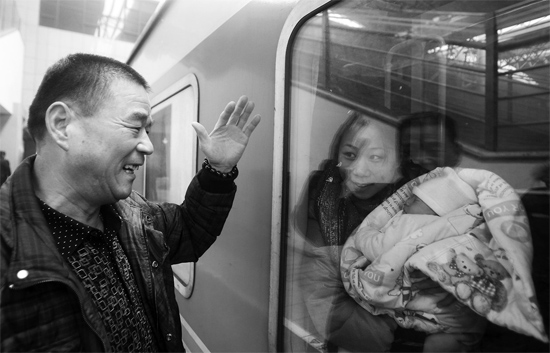 車要開了，史振星揮手向女兒懷中的外孫告別。女兒帶著剛剛出生43天的孩子，要到千里之外湖南的婆婆家過新
