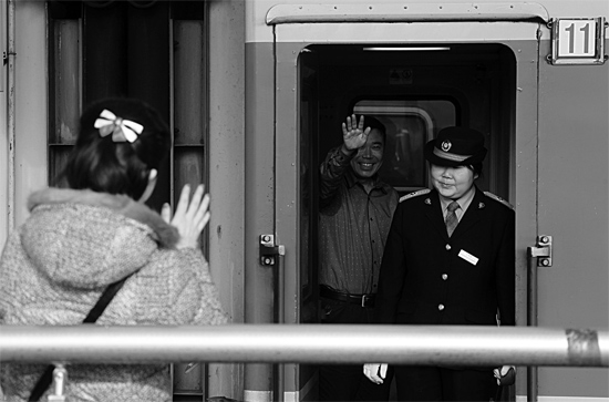 揮手向親人告別，并祝福一路平安