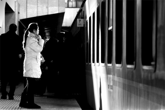 春運大潮中，這樣難舍難分的身影總不時閃現(xiàn)在站臺上和廣場中