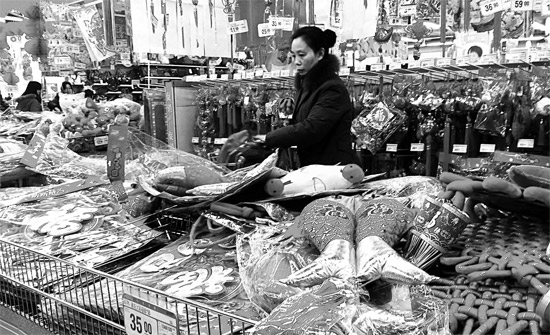 超市里，和春節(jié)相關(guān)的商品被擺放到了十分顯眼的位置