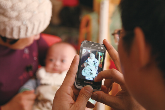 拍幾張照片，帶回去給孩子的爺爺奶奶看
