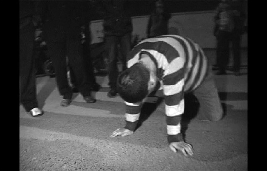 昨日凌晨，鄭州市化工路西段，渾身酒氣的男子出盡洋相