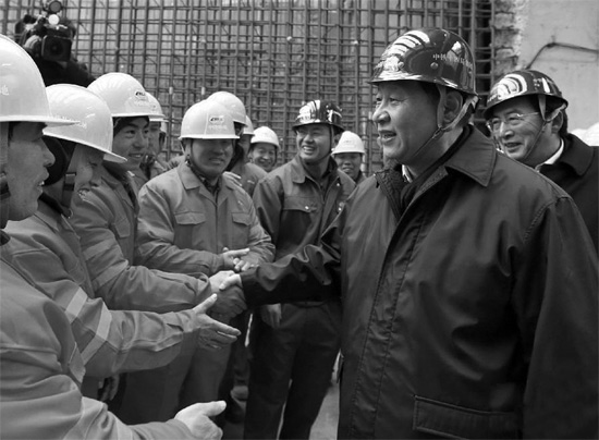 除夕前一天，習(xí)近平到北京地鐵8號(hào)線南鑼鼓巷站施工工地慰問(wèn)農(nóng)民工和技術(shù)人員