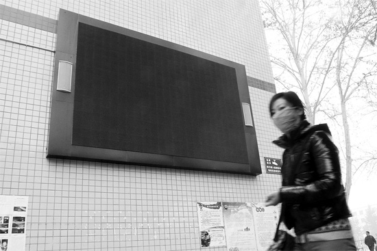 教育部下發(fā)通知，不僅要求學(xué)校引導(dǎo)學(xué)生勤儉節(jié)約，學(xué) 校也要節(jié)約辦公。昨天是開學(xué)第一天，鄭州市39中校園