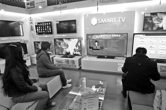 5日，鄭州市的家電賣場里，網(wǎng)絡(luò)電視正在同步直播兩會報道 東方今報記者張培方攝