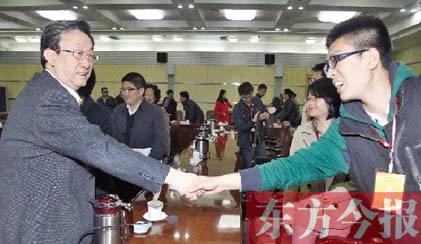 4月22日，省委書記、省人大常委會主任郭庚茂和“聚焦中博·河南行”中部六省媒體采訪團成員親切握手