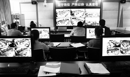 2013年高考首日，鄭州市國家考試考務指揮中心內(nèi)，工作人員通過監(jiān)控器遠程監(jiān)考