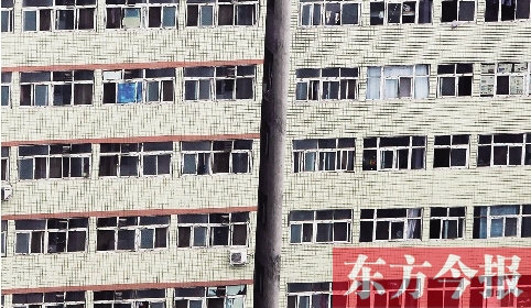 鄭州市城中村眾多類(lèi)似這樣火柴盒式的房間，成了大中專(zhuān)畢業(yè)生們暫時(shí)安放青春和夢(mèng)想的地方