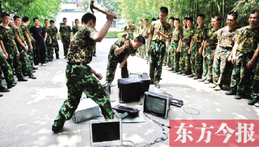 為了讓孩子表達(dá)戒除網(wǎng)癮的決心，學(xué)校組織孩子親手砸毀電腦