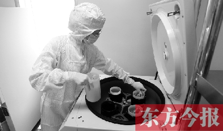 鄭州一專門儲存臍帶血的機構(gòu)，專業(yè)人員正在把臍帶血存放在儲藏箱里