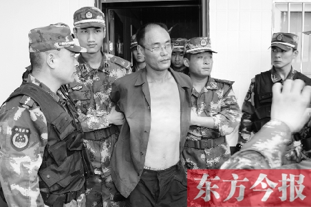 7月27日13時(shí)50分許，駐馬店市西平縣的“7·25”連環(huán)殺人案犯罪嫌疑人丁金華（左三）在禹州落網(wǎng)