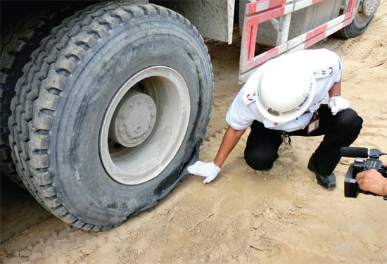 8月3日，棉紡路與六廠前街交叉口附近一輛水泥罐車突然爆胎，路邊一輛電動車被沖擊波震翻報廢