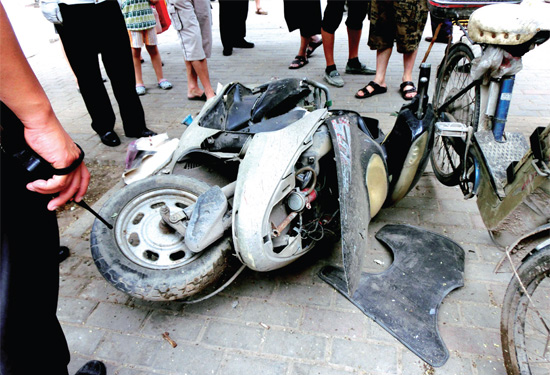 8月3日，棉紡路與六廠前街交叉口附近一輛水泥罐車突然爆胎，路邊一輛電動車被沖擊波震翻報廢