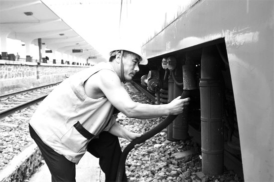 昨日，商丘火車站給水員在烈日下工作