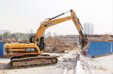 南陽路、北環(huán)快速路立交橋?qū)⑦M(jìn)行封閉施工，圖為工人正在拆除隔離欄