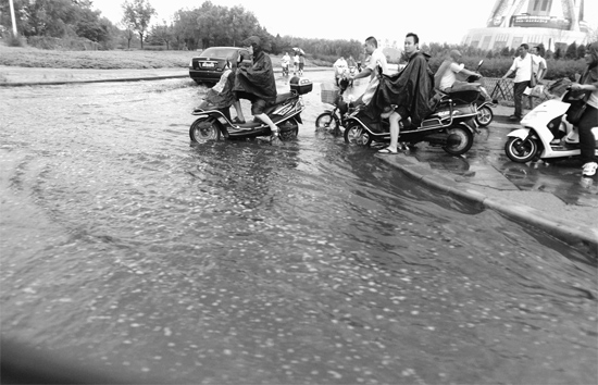 8月7日，鄭州一場暴雨，鄭州多處干道被淹，市民行路如過河