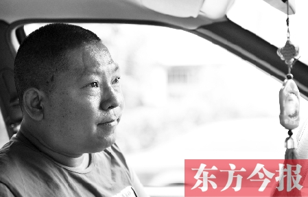 鄧太和帶父親去看病，兩天都沒打開過出租車后備廂