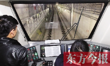 為了地鐵一號(hào)線在年底按期投入試運(yùn)營(yíng),大家正在緊張調(diào)試 為了地鐵一號(hào)線在年底按期投入試運(yùn)營(yíng),大家正在緊張調(diào)試