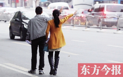 昨日下午5時30分，鄭州市花園路口公交站，一對青年正焦急等車