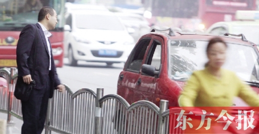 昨日下午5點(diǎn)40分，一男子久久未等到出租車(chē)，一輛“黑三輪”車(chē)主便和他搭訕