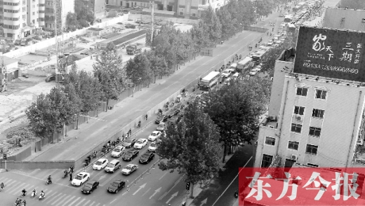 圍擋設置首日，人們騎車緩慢通行