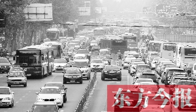 昨日下午4點，在花園路與黃河路口附近，車堵成了“一鍋粥”