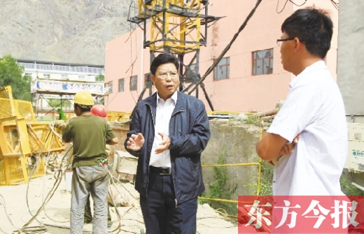 新鄉(xiāng)市援疆前方指揮部指揮長、伊吾縣委副書記鄭援越（中）深入一線調研