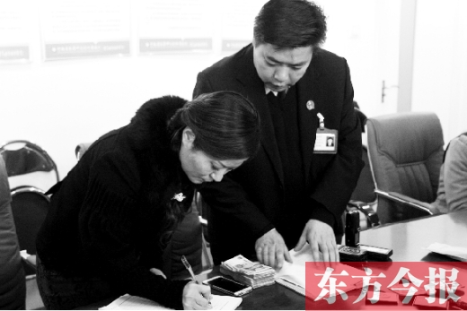 強(qiáng)制執(zhí)行+曝光，讓楊女士（左）拿到補(bǔ)償金