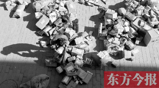 “雙十一”后，快遞員忙著送包裹，連水也不敢喝
