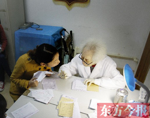 昨日，97歲的“醫(yī)生奶奶”胡佩蘭在給患者看病