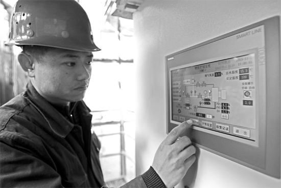 宗希明在“政七街煤改氣項目” 工程工地。高科技完全取代了老式燃煤鍋爐笨重、復雜的管理和控制